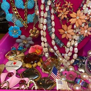 Lot costume jewelry  new to vintage (QQ)